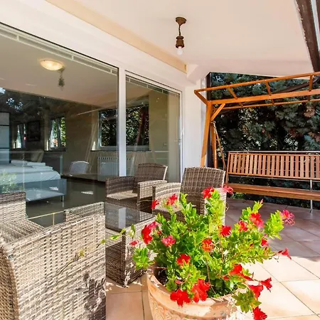 Beautiful In W/ Outdoor Swimming Pool, Sauna And 2 Bedrooms *