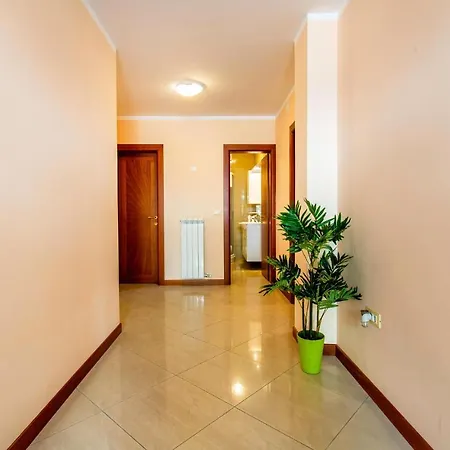 Beautiful In W/ Outdoor Swimming Pool, Sauna And 2 Bedrooms *